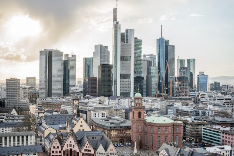 Skyline von Frankfurt mit modernen Wolkenkratzern und historischen Gebäuden im Vordergrund.