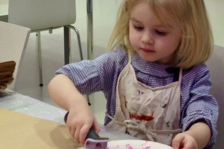 Mädchen während der logopädischen Therapie bei Sprachschatz