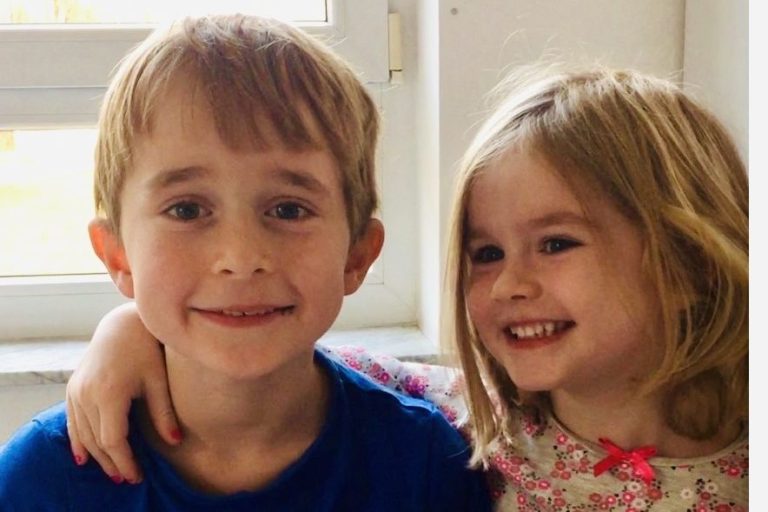 Junge und Mädchen während der logopädischen Therapie