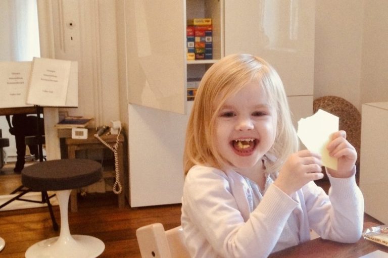 Mädchen in der logopädischen Therapie