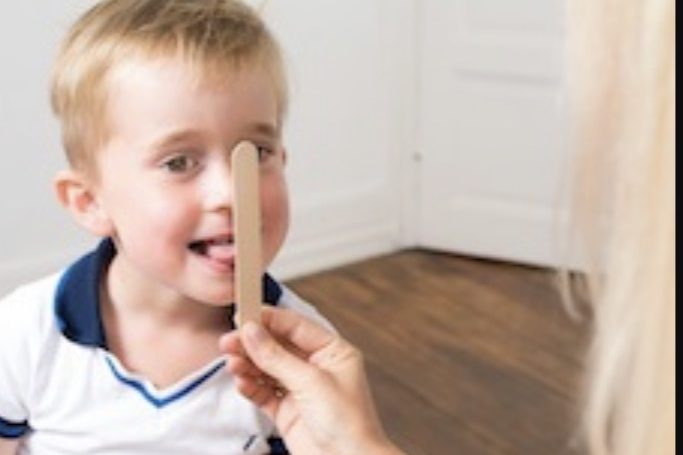 Junger Patient während der logopädischen Therapie