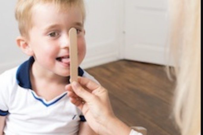 Junger Patient der logopädischen Praxis Sprachschatz